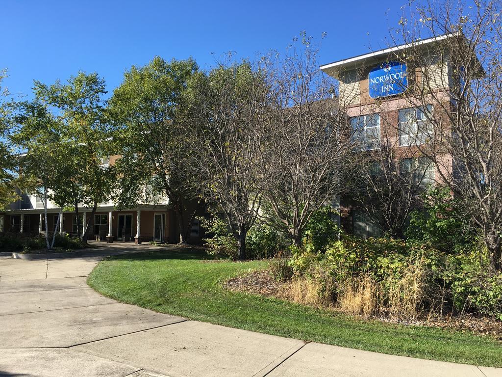 Norwood Inn And Suites Chaska Exterior photo