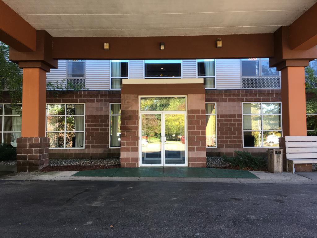 Norwood Inn And Suites Chaska Exterior photo