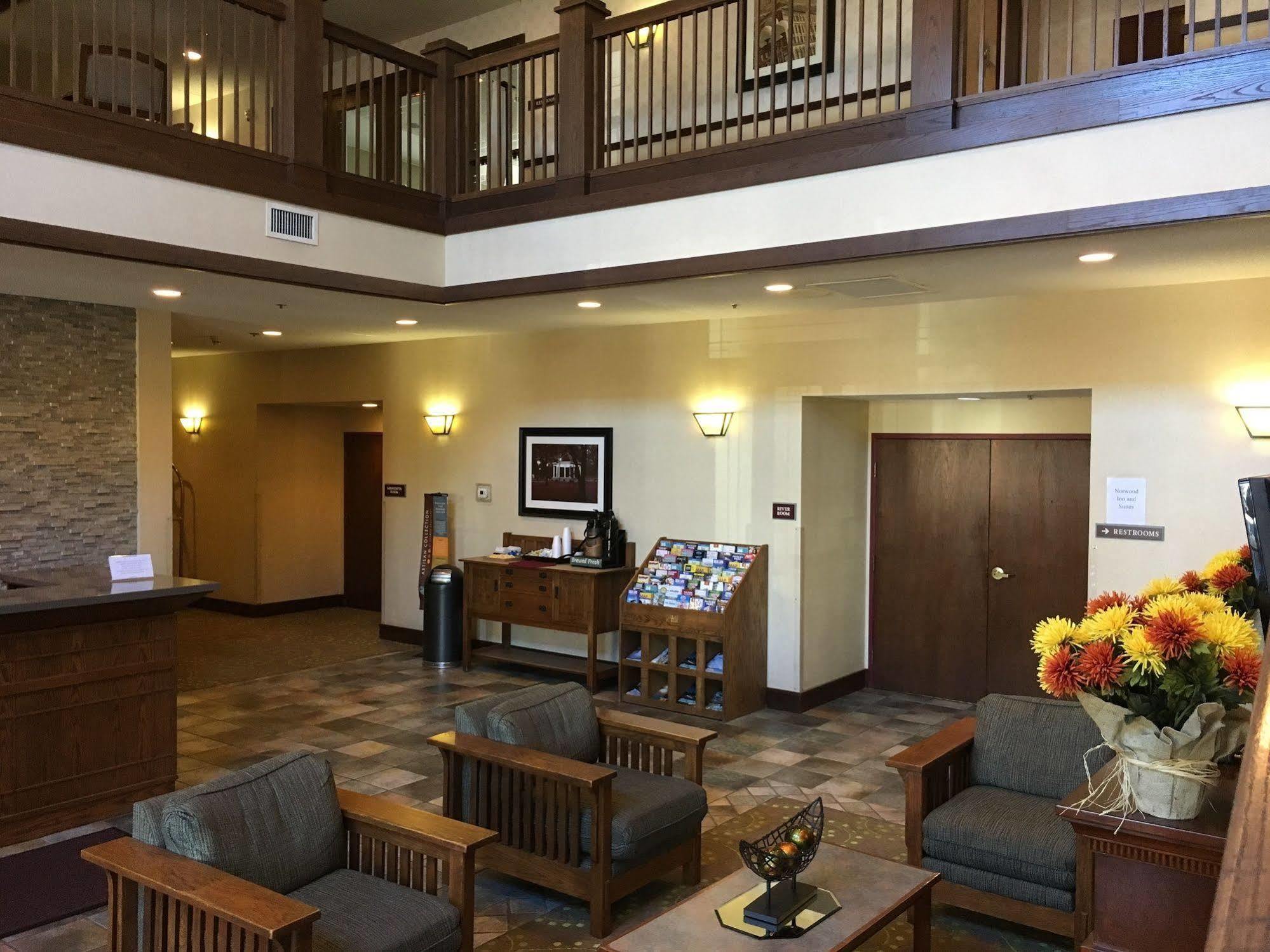 Norwood Inn And Suites Chaska Exterior photo