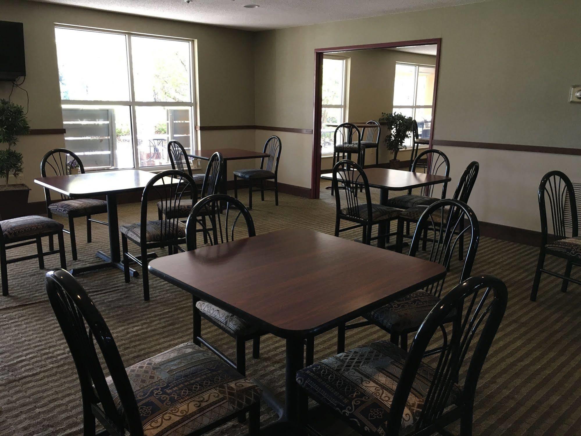 Norwood Inn And Suites Chaska Exterior photo