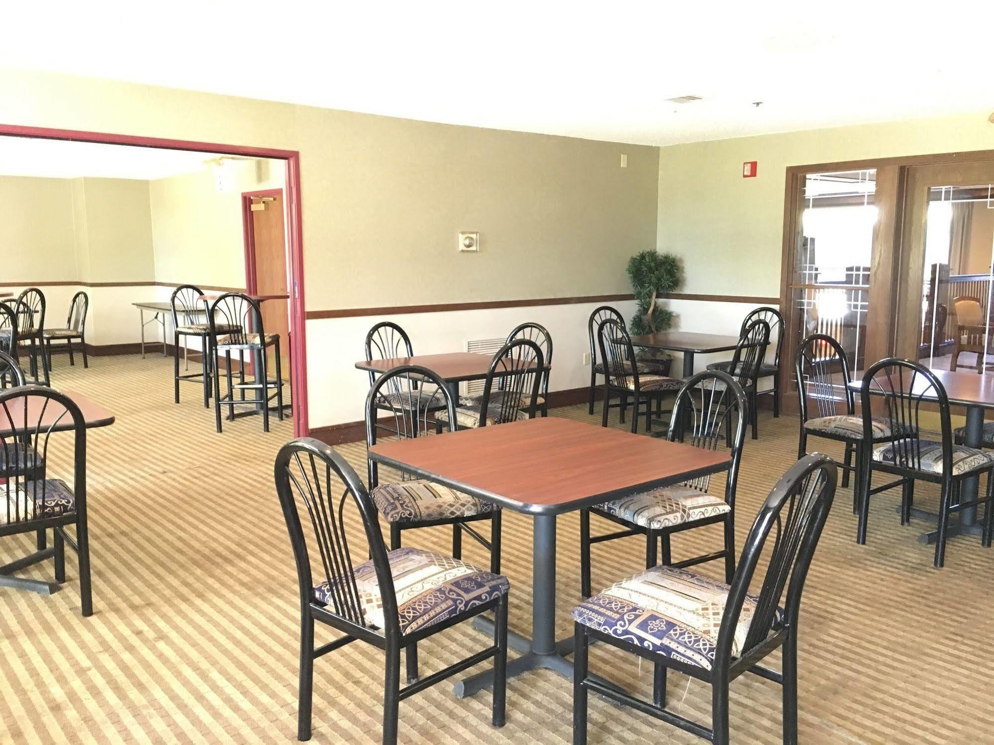 Norwood Inn And Suites Chaska Exterior photo